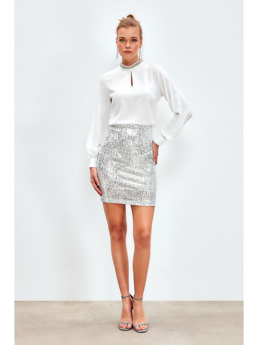 Yaka Aksesuarlı Bluz - Ekru-4