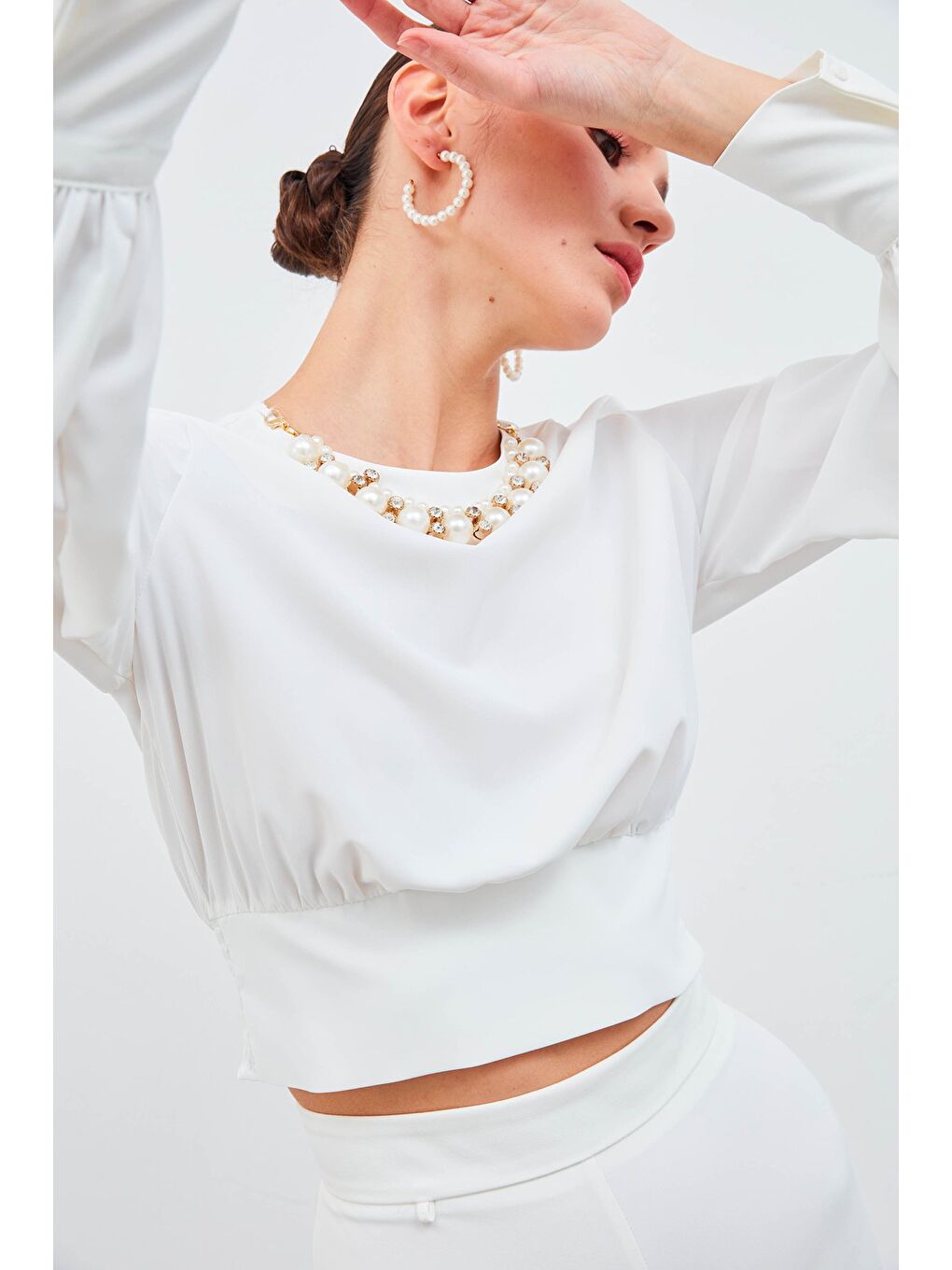 Kolye Detaylı Crop Bluz - Ekru-1