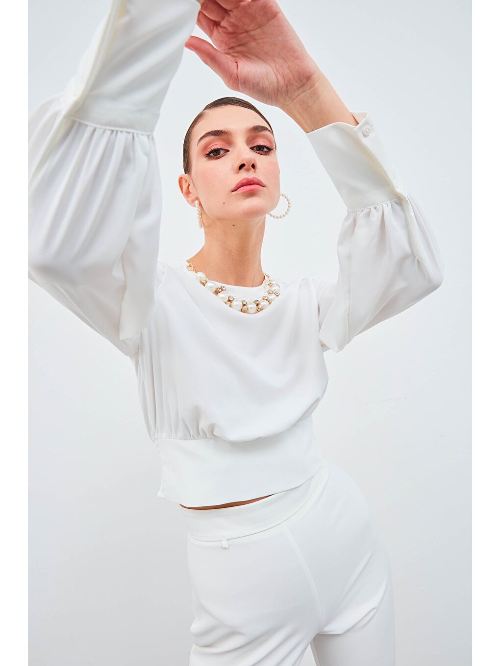 Kolye Detaylı Crop Bluz - Ekru-4