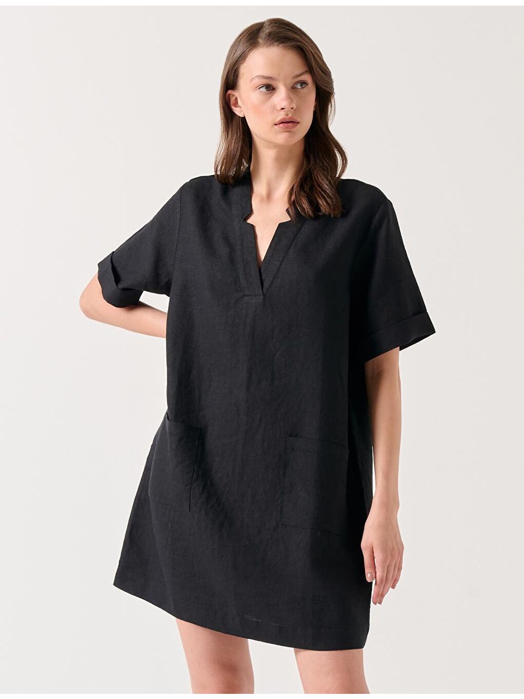 Siyah V Yaka Kısa Kollu Cepli Keten Elbise