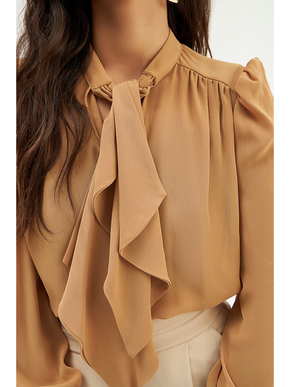 SATEEN Kahverengi Fular Yaka Salaş Bluz - Camel - 4