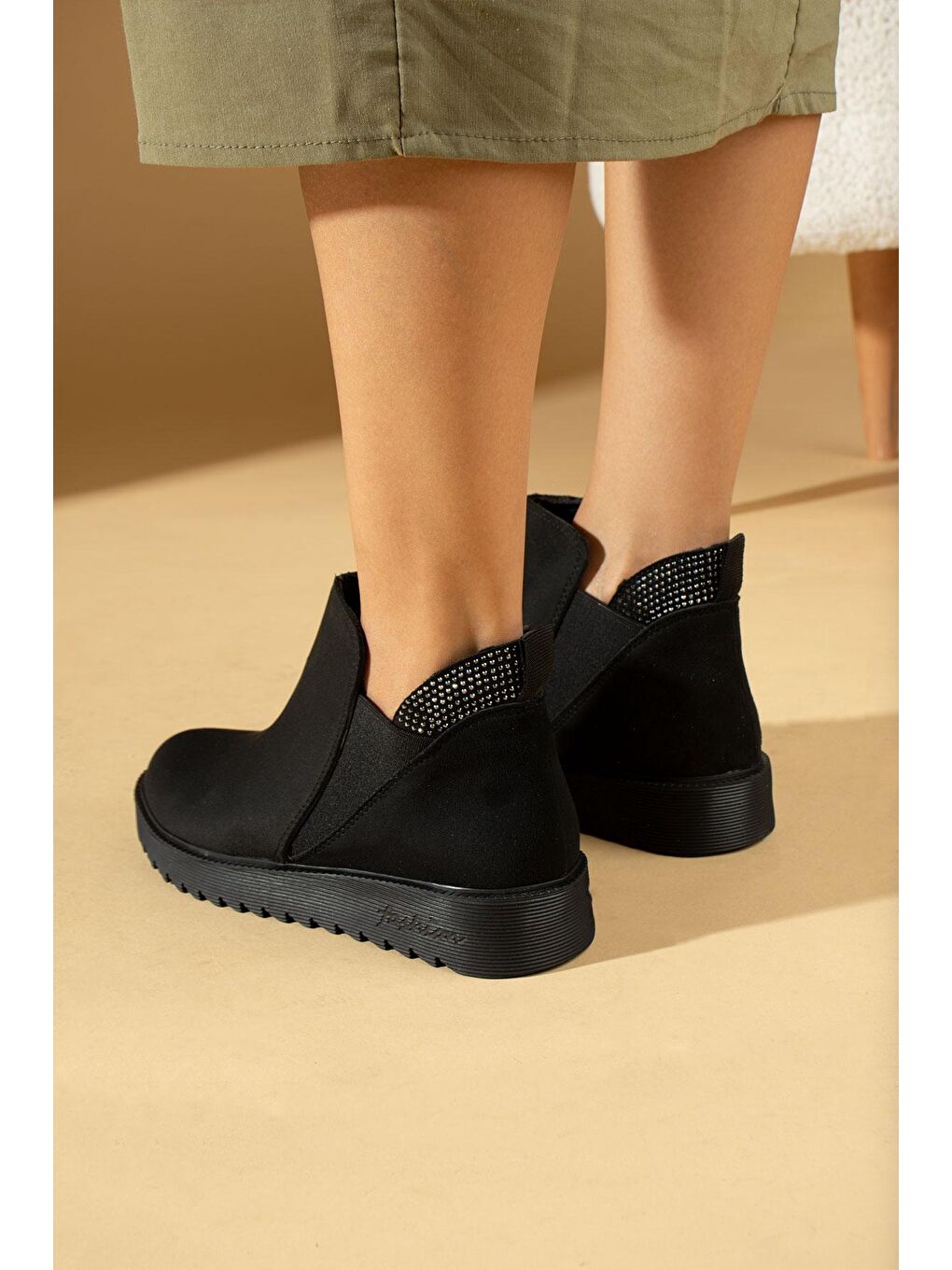 Siyah Taş Detaylı Kaymaz Taban Lastikli Kadın Bot & Bootie 59-1005-23Süet-1