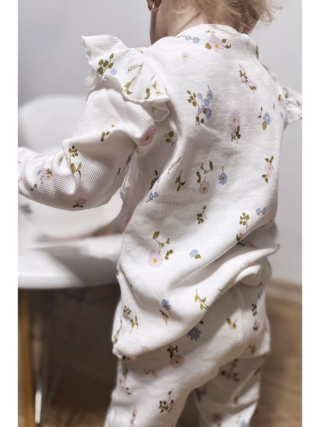 Kız Çocuk Taytlı Takım Renkli Çiçek Desenli Omuzu Fırfırlı Beyaz (2-6 Yaş)-7