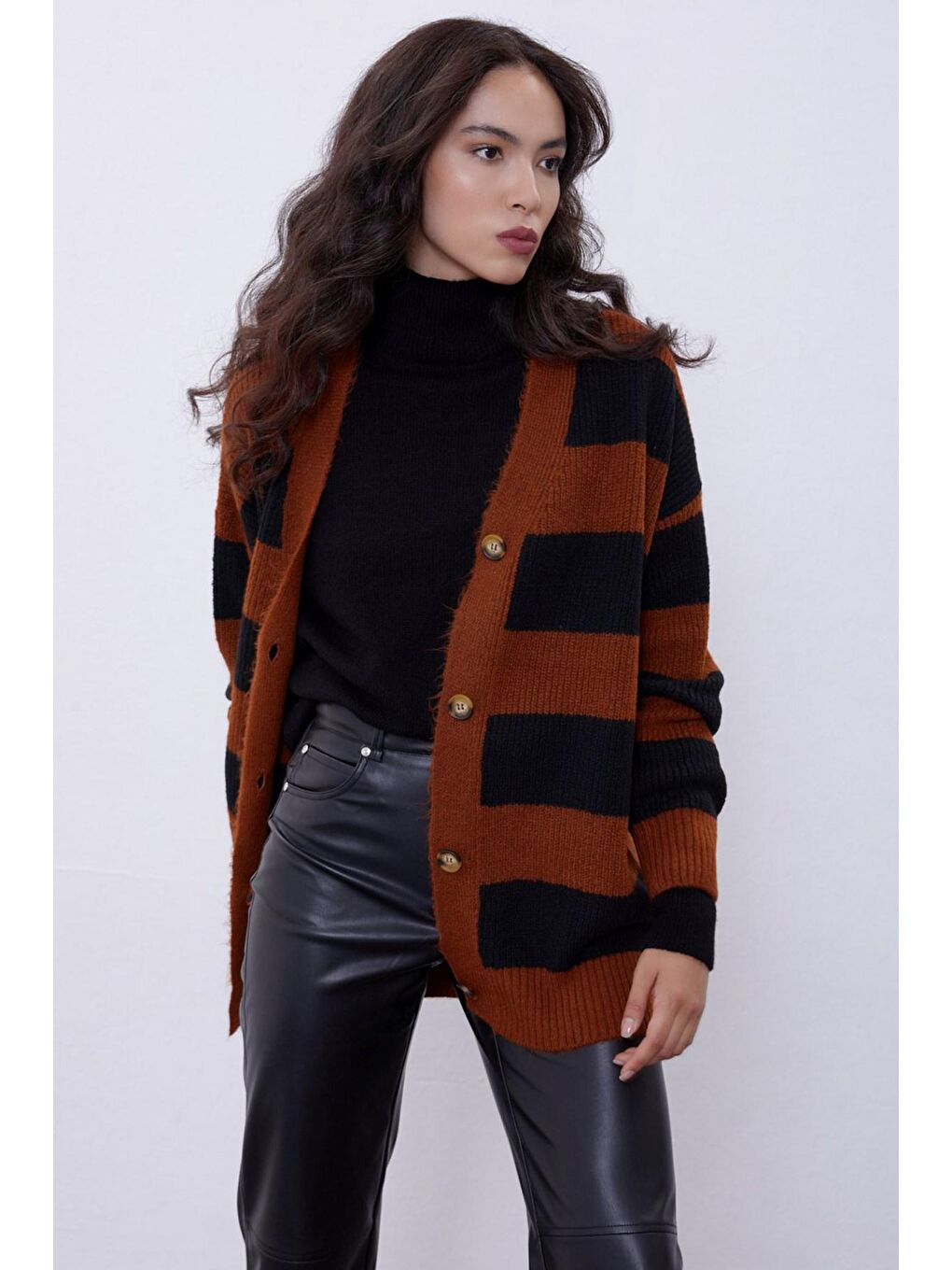 Kahverengi Taba Çizgili Triko Hırka