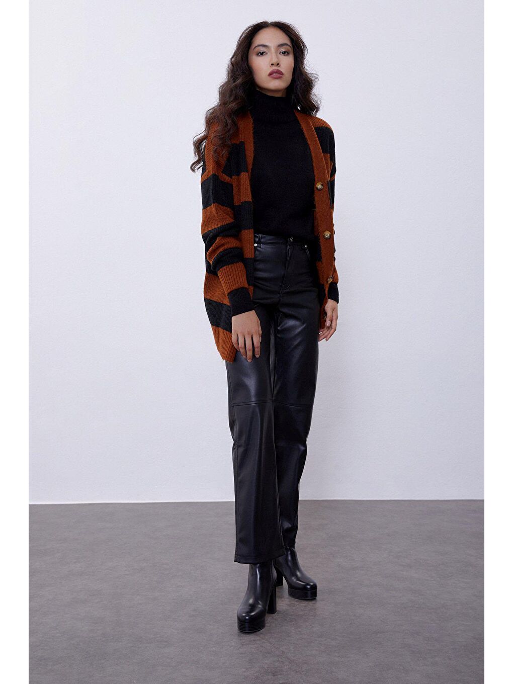 Kahverengi Taba Çizgili Triko Hırka-1