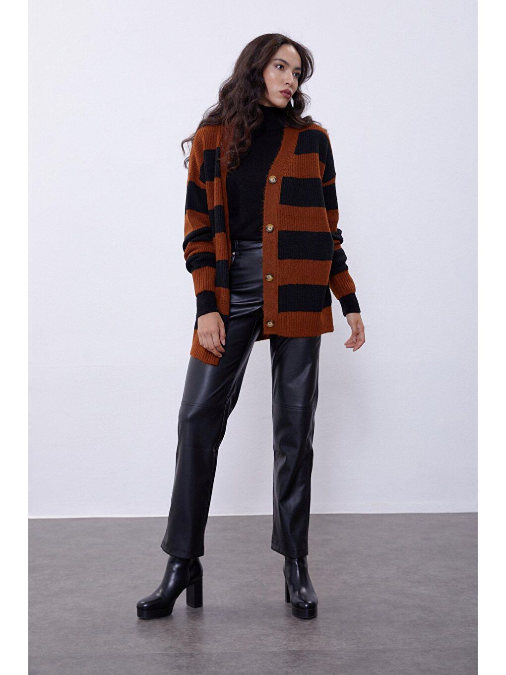 Kahverengi Taba Çizgili Triko Hırka-2