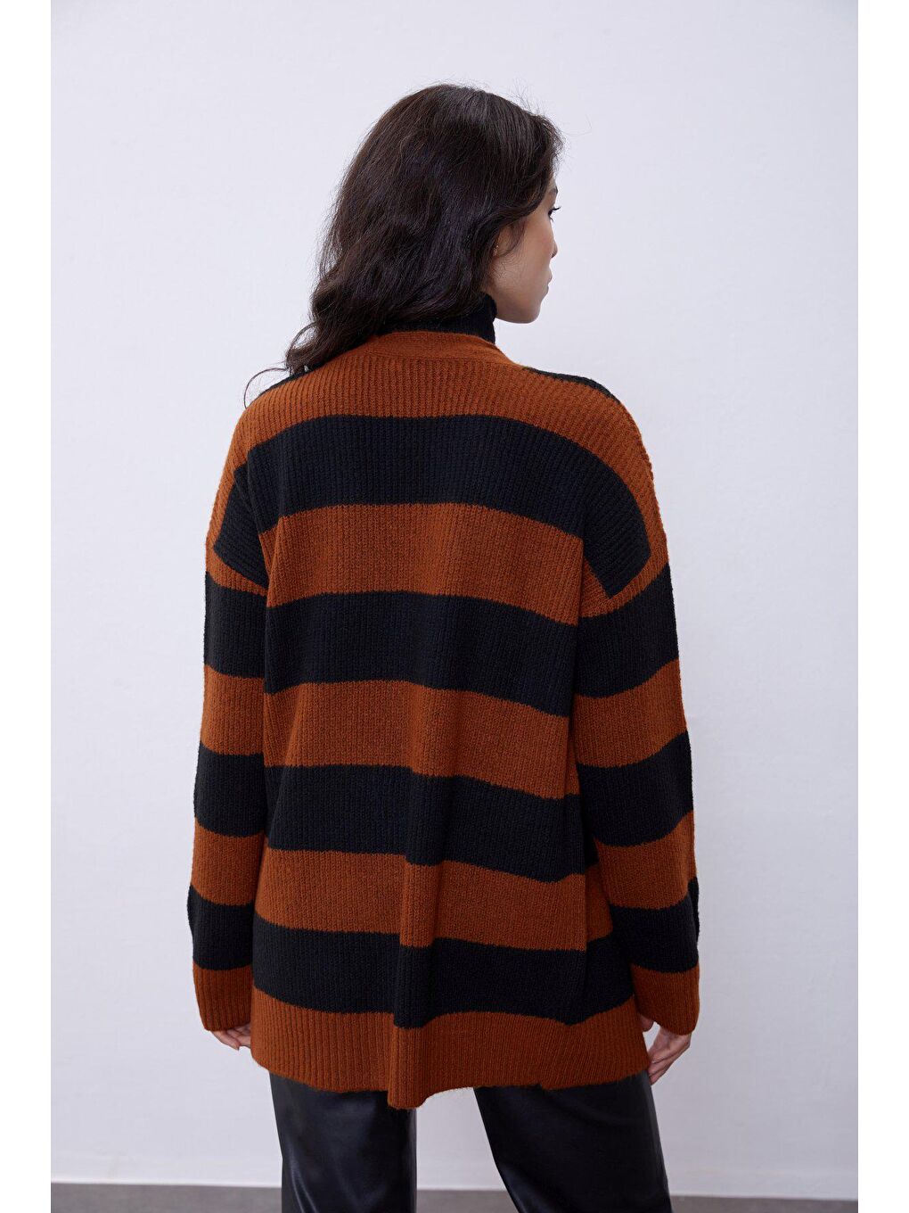 Kahverengi Taba Çizgili Triko Hırka-4