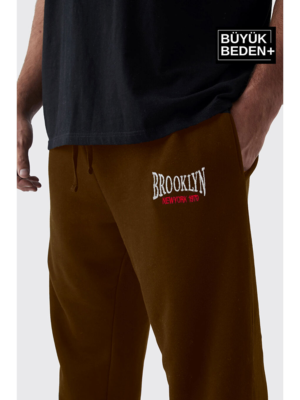 Kahverengi Paça Lastikli  Brooklyn Baskılı İnce Erkek Büyük Beden Eşofman Altı SPR24BEA49