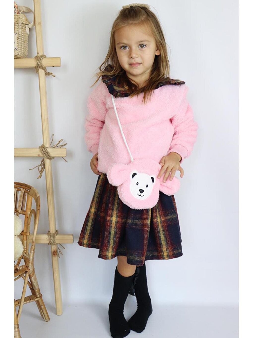 Kız Çocuk Bebe Yakalı Peluş Detaylı Çantalı Kareli ve Yünlü Pembe Etekli Takım