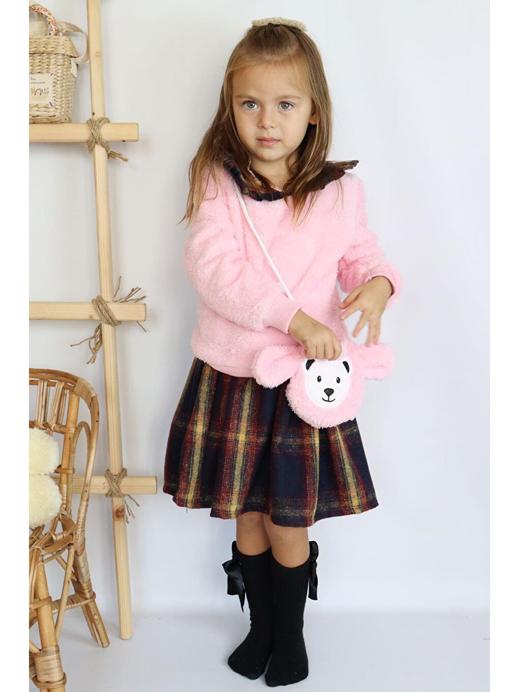 Kız Çocuk Bebe Yakalı Peluş Detaylı Çantalı Kareli ve Yünlü Pembe Etekli Takım-4