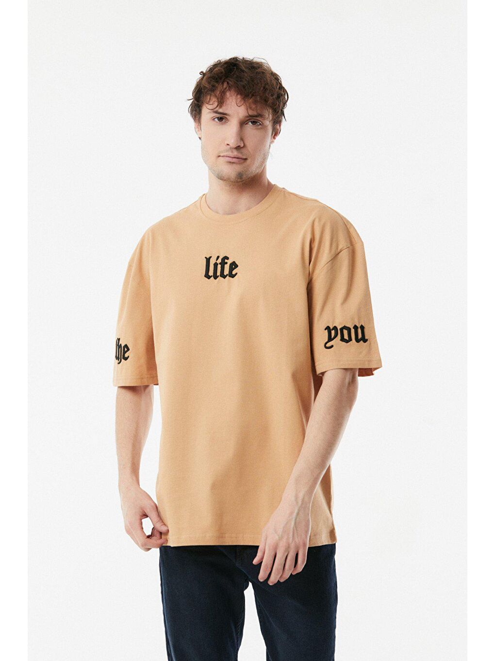 Sarı Nakışlı Bisiklet Yaka Oversize Tişört-1