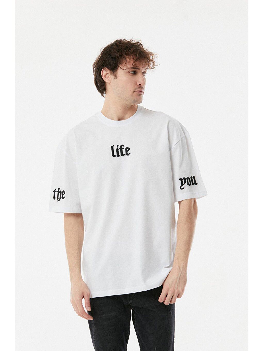 Beyaz Nakışlı Bisiklet Yaka Oversize Tişört