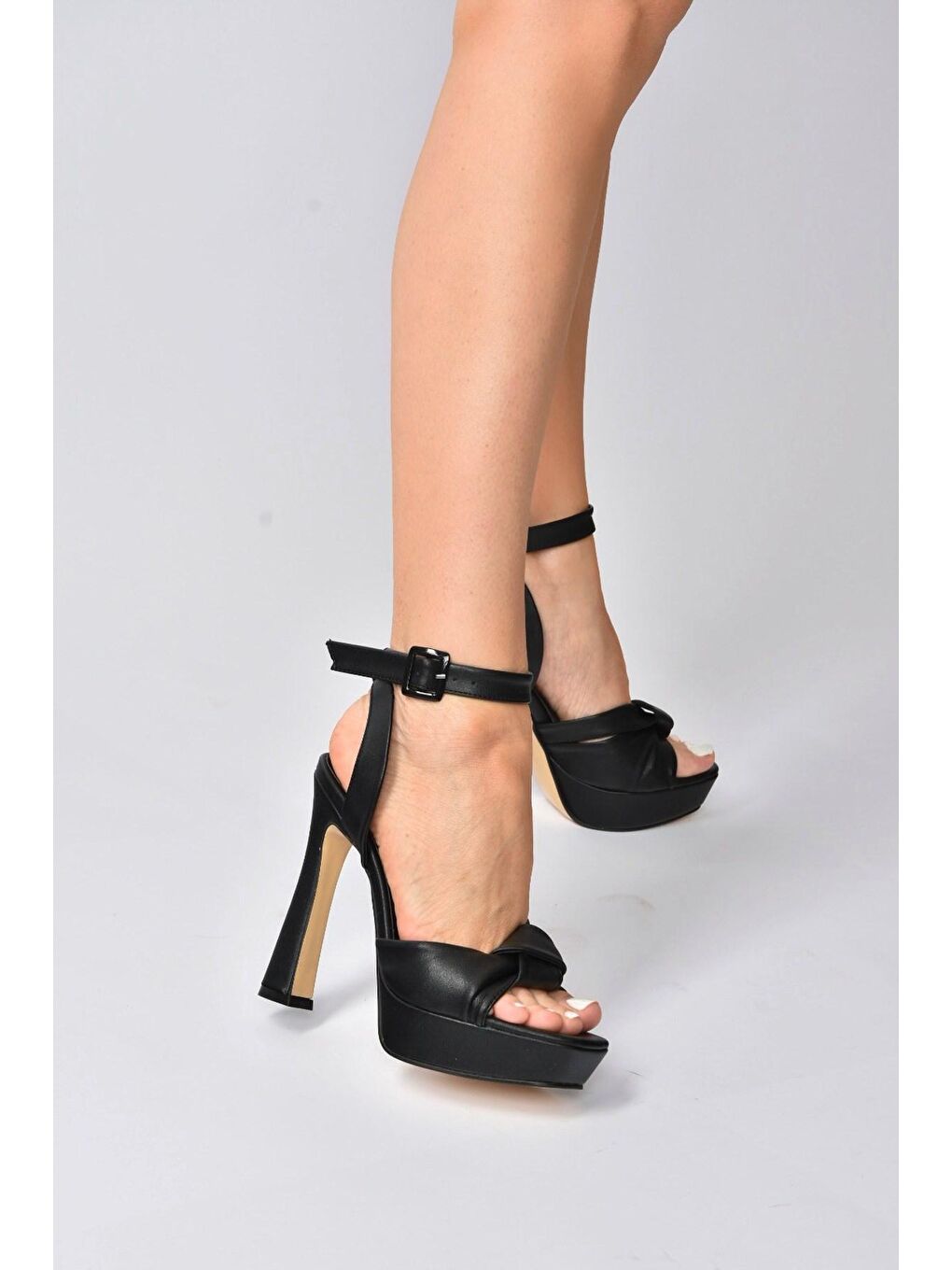 Siyah Kalın Plaform Topuklu Kadın Ayakkabı K404080209