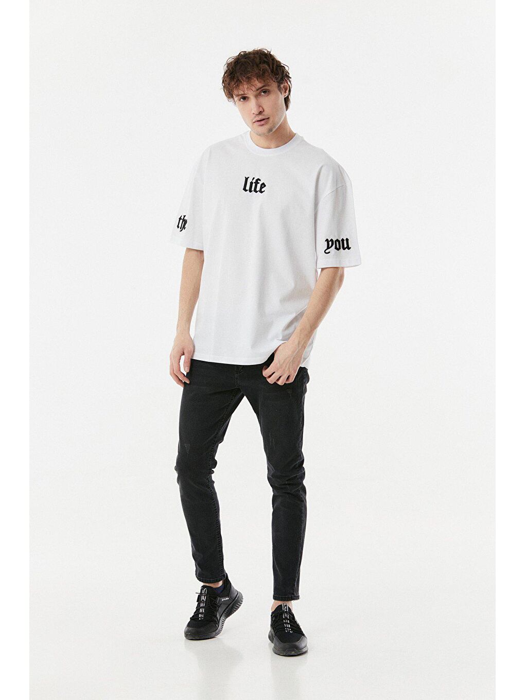 Beyaz Nakışlı Bisiklet Yaka Oversize Tişört-2