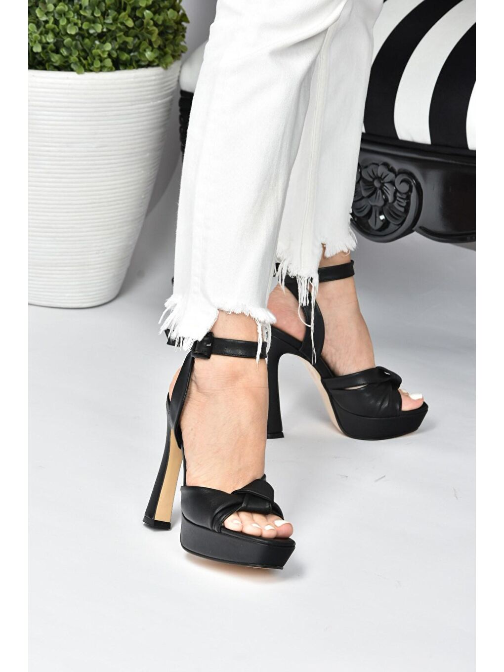 Siyah Kalın Plaform Topuklu Kadın Ayakkabı K404080209-2