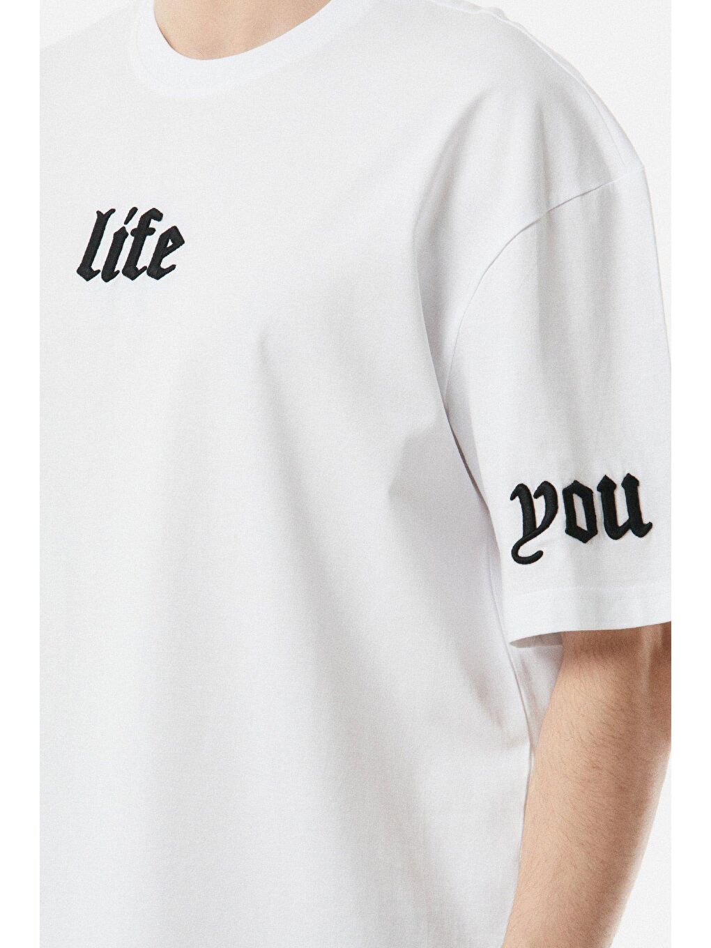 Beyaz Nakışlı Bisiklet Yaka Oversize Tişört-3