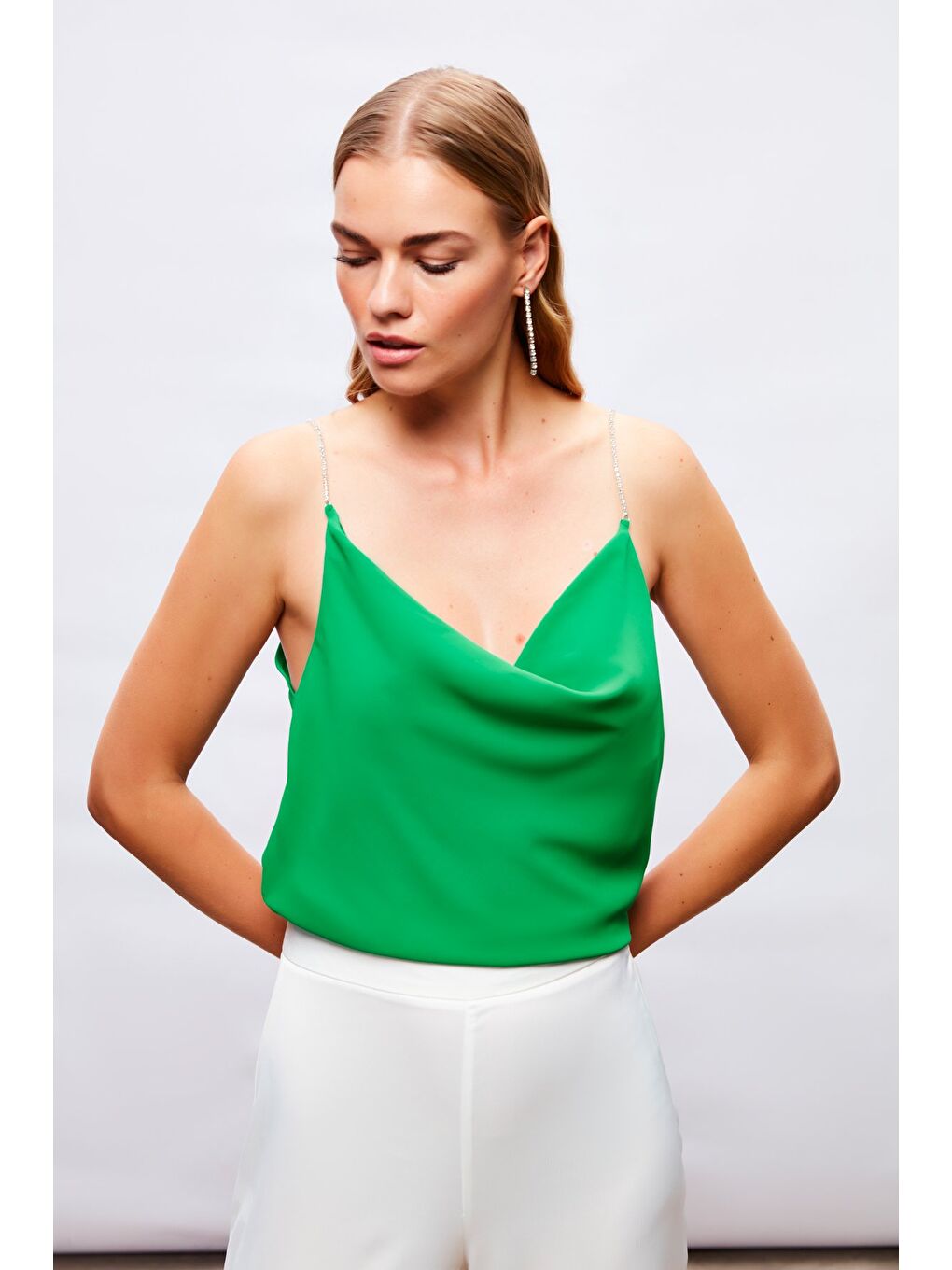 SATEEN Degaje Yaka Zincir Askılı Bluz - Yeşil - 1