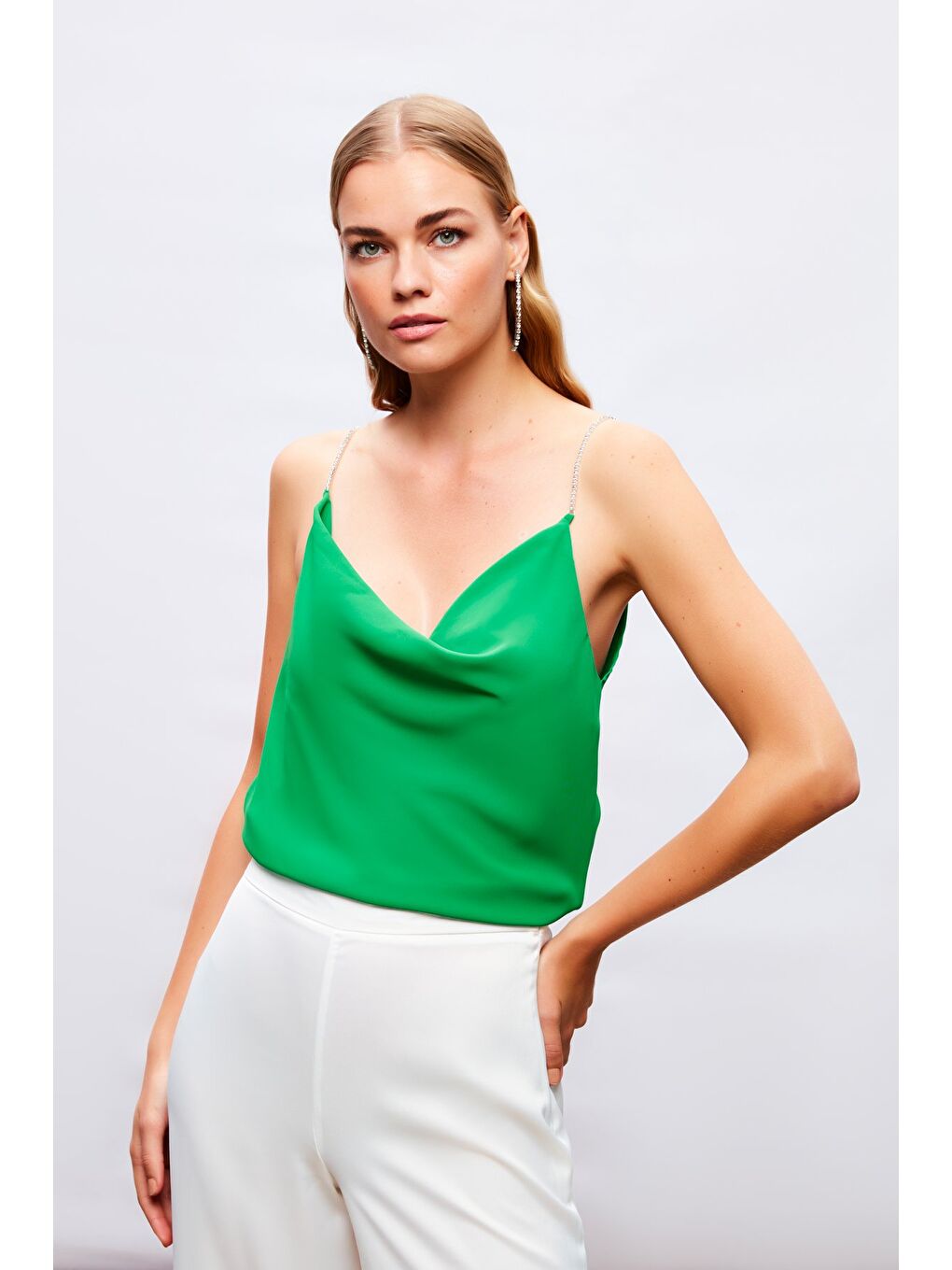 SATEEN Degaje Yaka Zincir Askılı Bluz - Yeşil - 2
