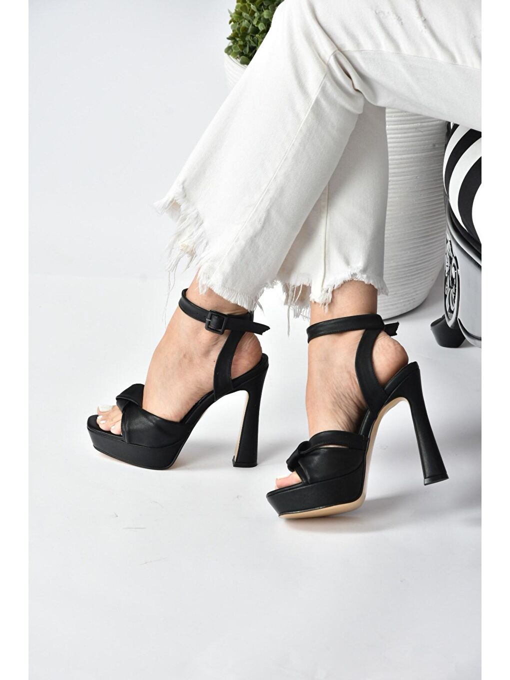 Siyah Kalın Plaform Topuklu Kadın Ayakkabı K404080209-3