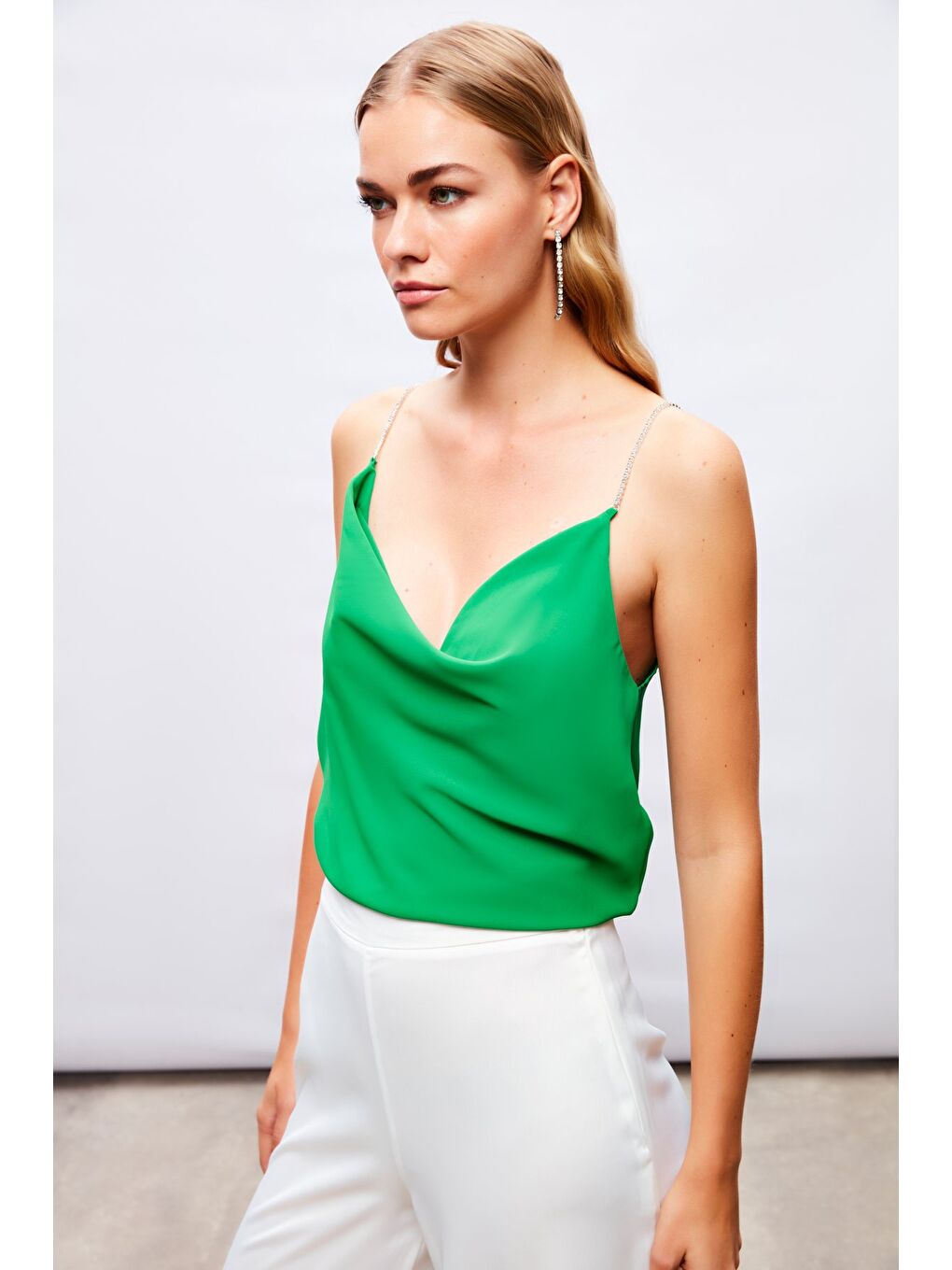 SATEEN Degaje Yaka Zincir Askılı Bluz - Yeşil - 3