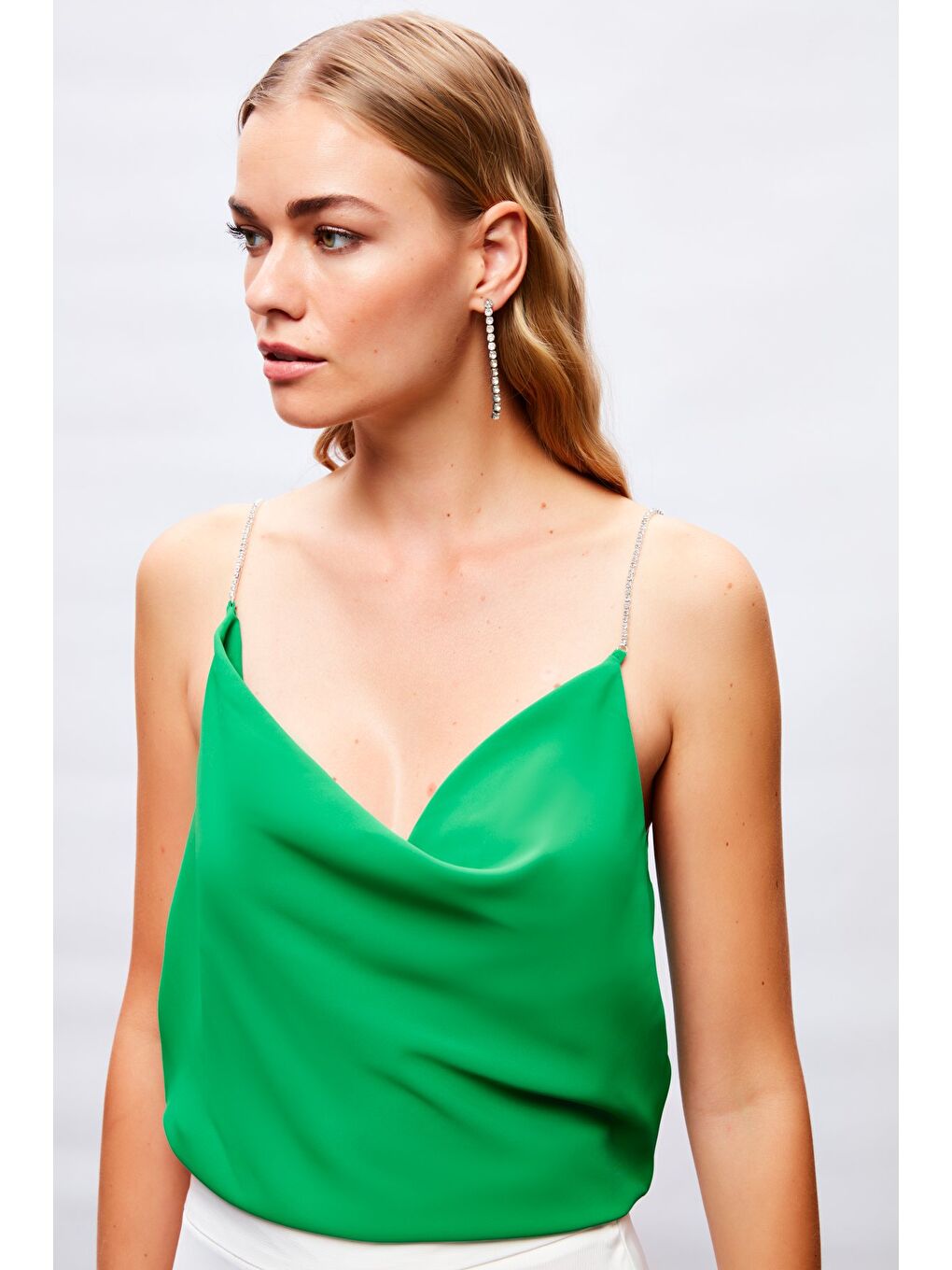 SATEEN Degaje Yaka Zincir Askılı Bluz - Yeşil - 4