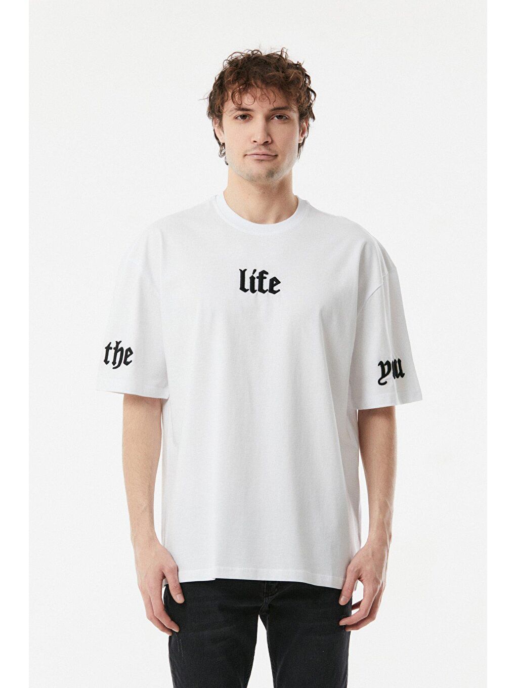 Beyaz Nakışlı Bisiklet Yaka Oversize Tişört-4