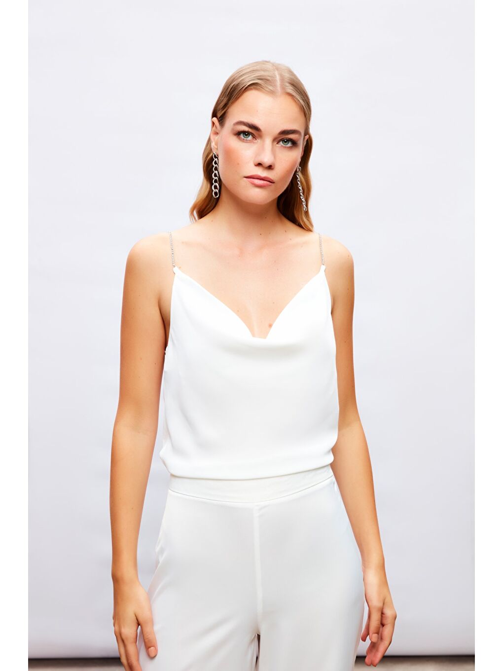 SATEEN Degaje Yaka Zincir Askılı Bluz - Ekru