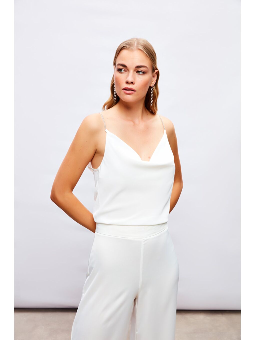 SATEEN Degaje Yaka Zincir Askılı Bluz - Ekru - 1