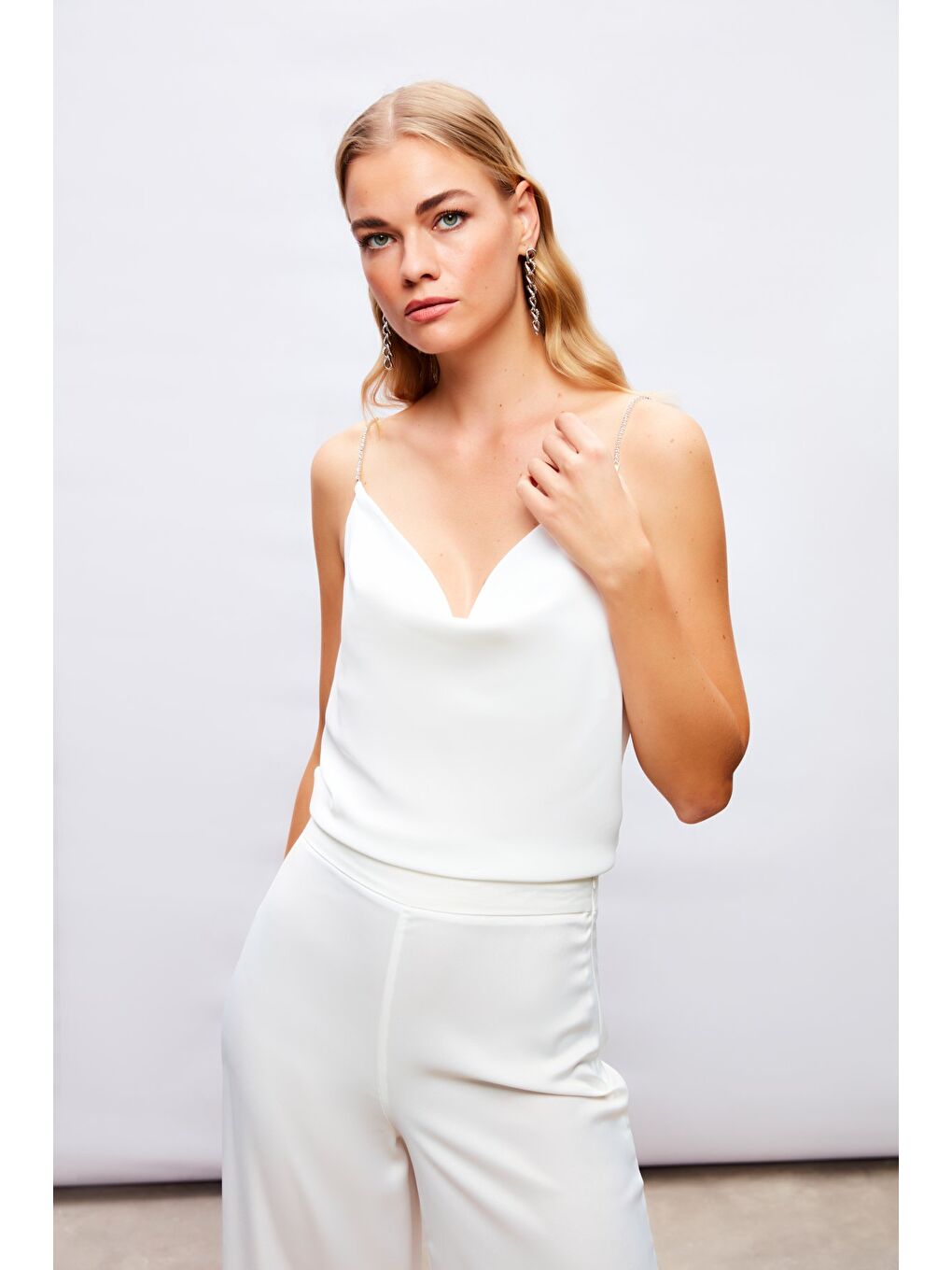 SATEEN Degaje Yaka Zincir Askılı Bluz - Ekru - 3