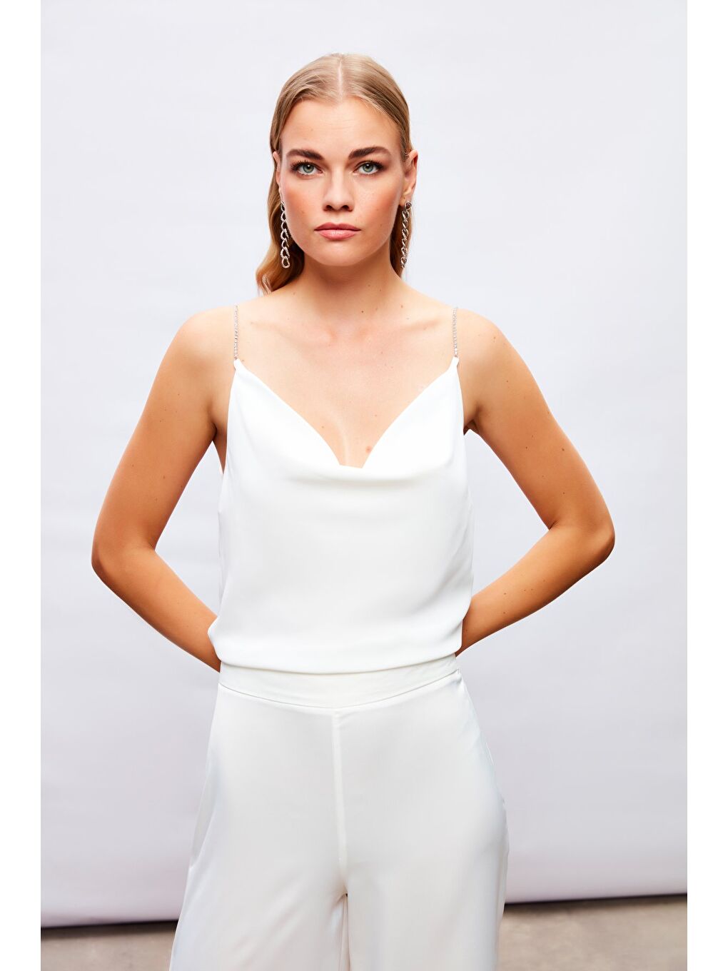 SATEEN Degaje Yaka Zincir Askılı Bluz - Ekru - 4