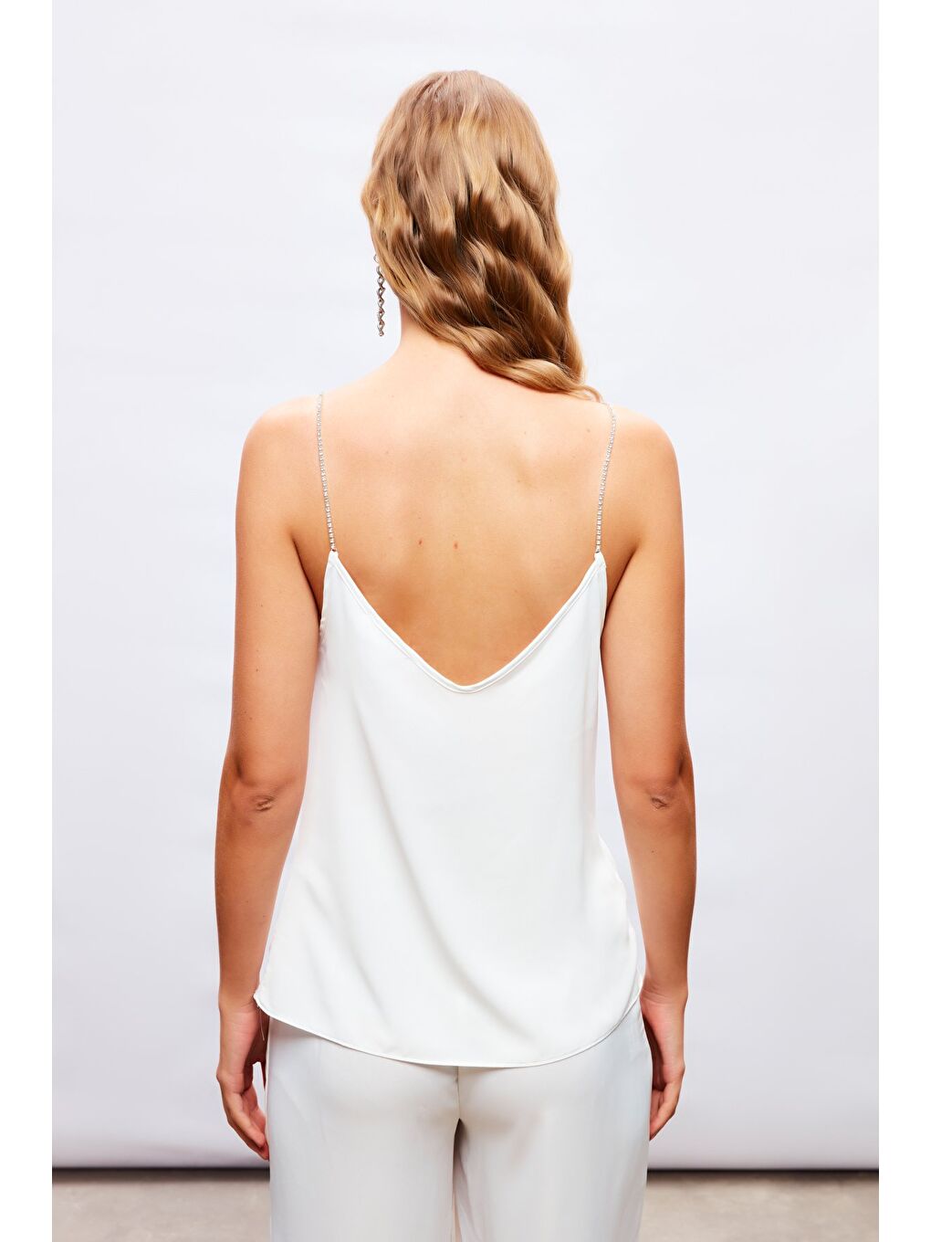 SATEEN Degaje Yaka Zincir Askılı Bluz - Ekru - 5