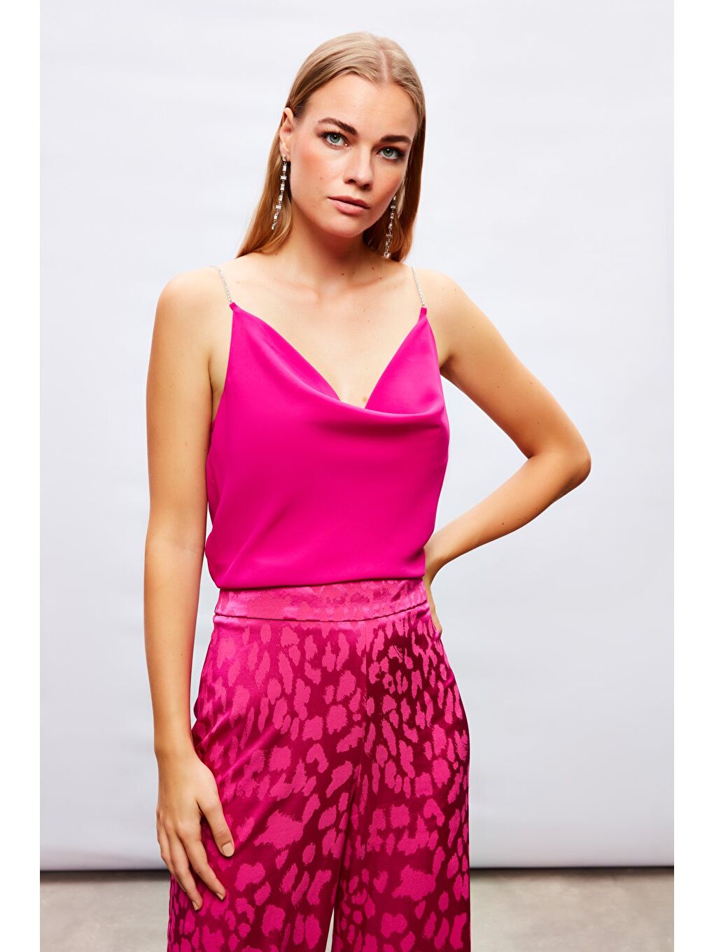 Degaje Yaka Zincir Askılı Bluz - Fuşya