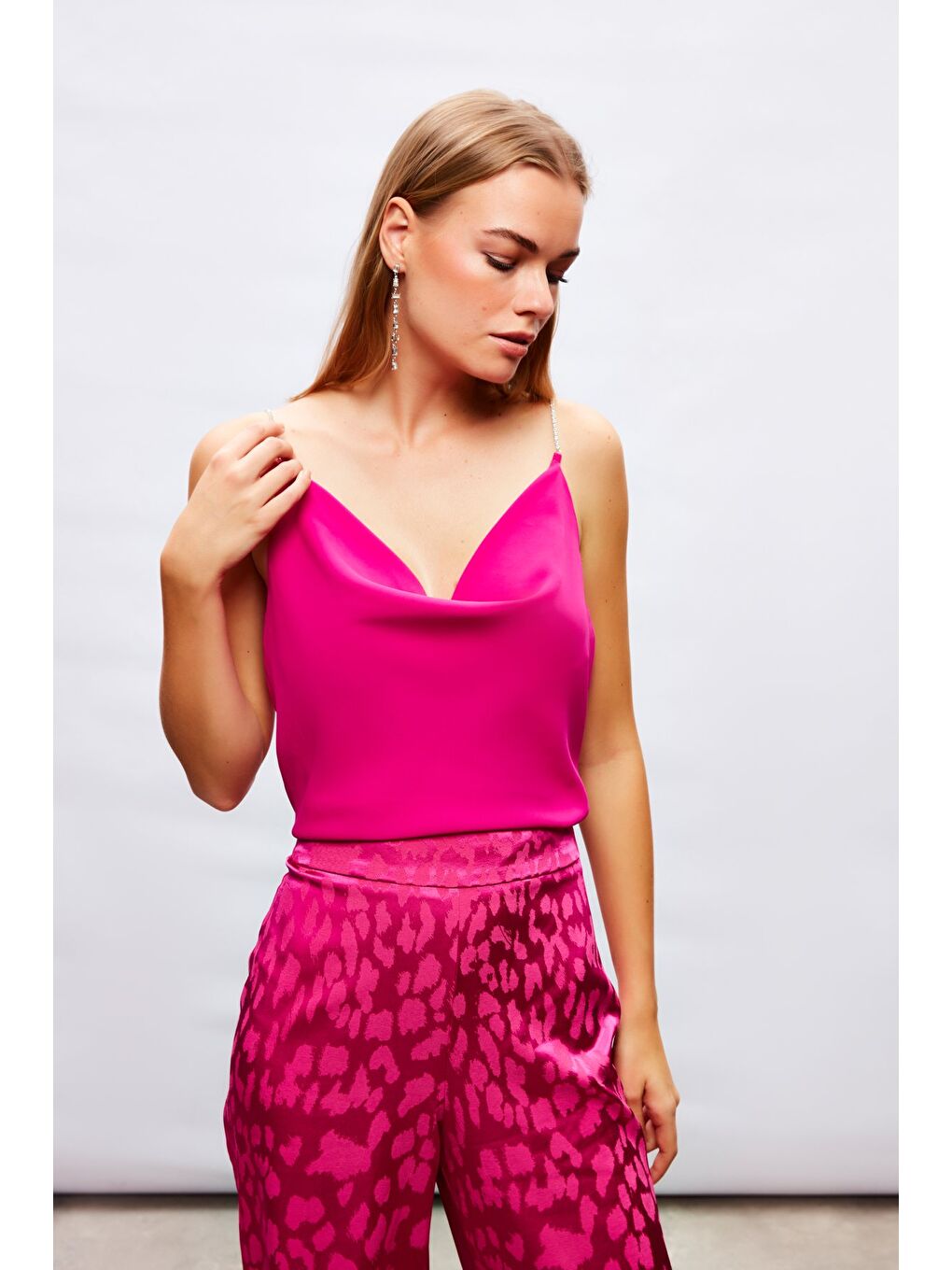 Degaje Yaka Zincir Askılı Bluz - Fuşya-1