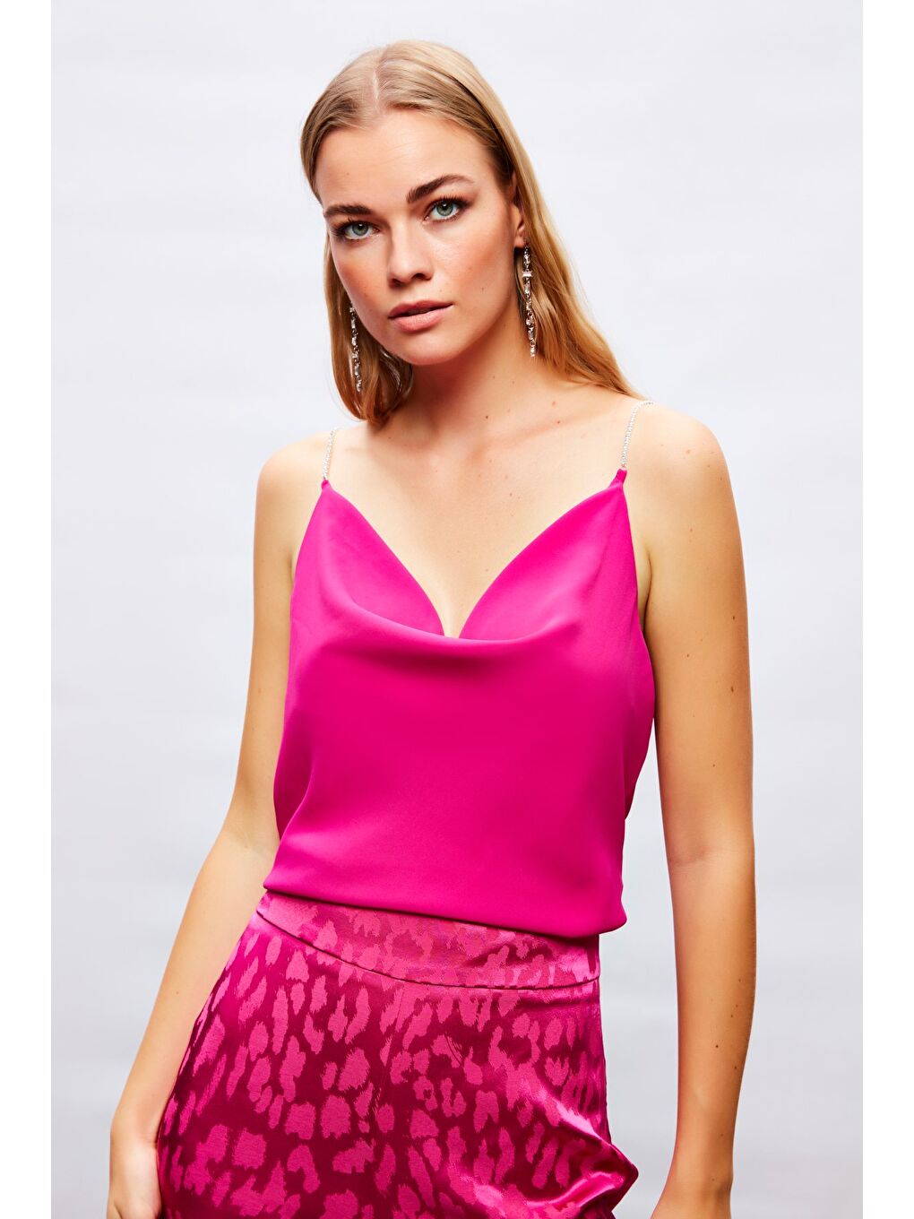 Degaje Yaka Zincir Askılı Bluz - Fuşya-3