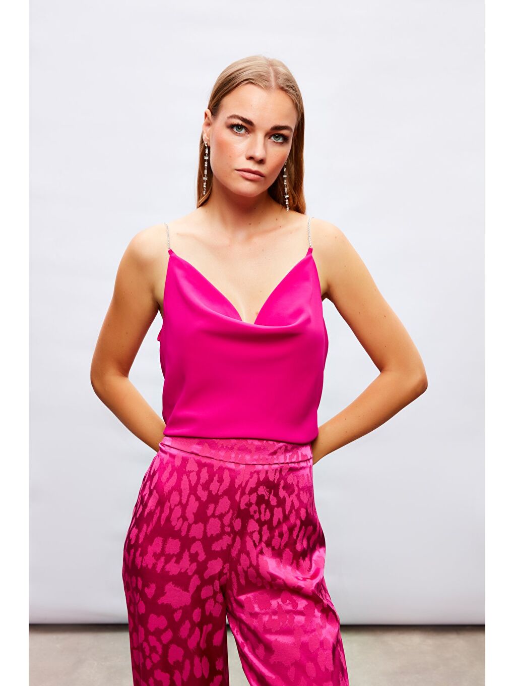 Degaje Yaka Zincir Askılı Bluz - Fuşya-4