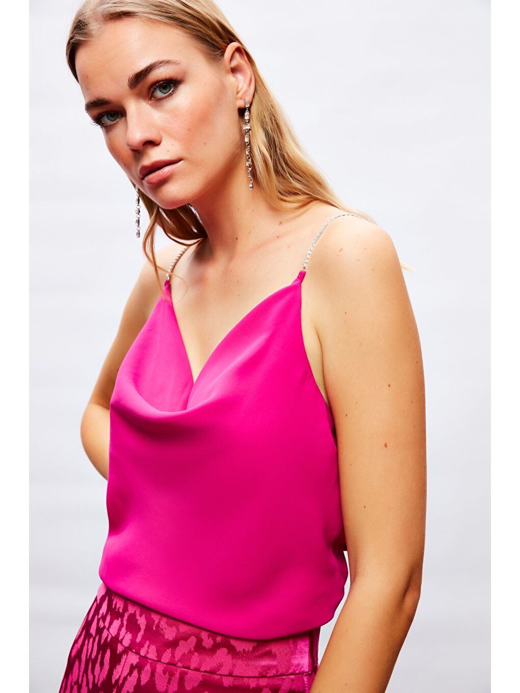 Degaje Yaka Zincir Askılı Bluz - Fuşya-5