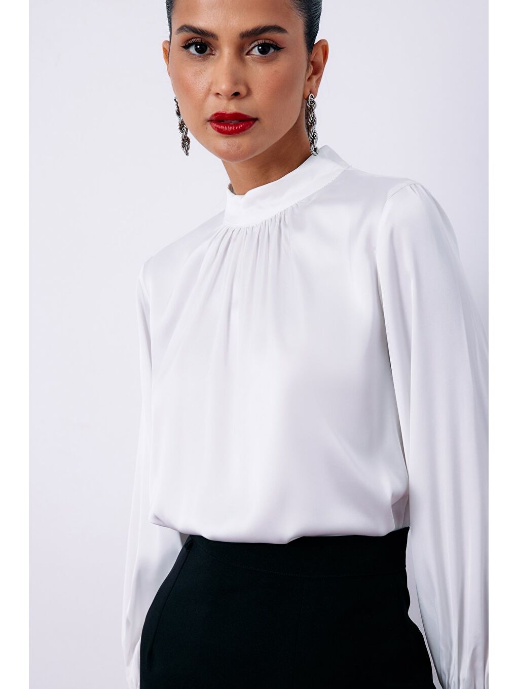 Yaka Detaylı Saten Bluz - Ekru-3
