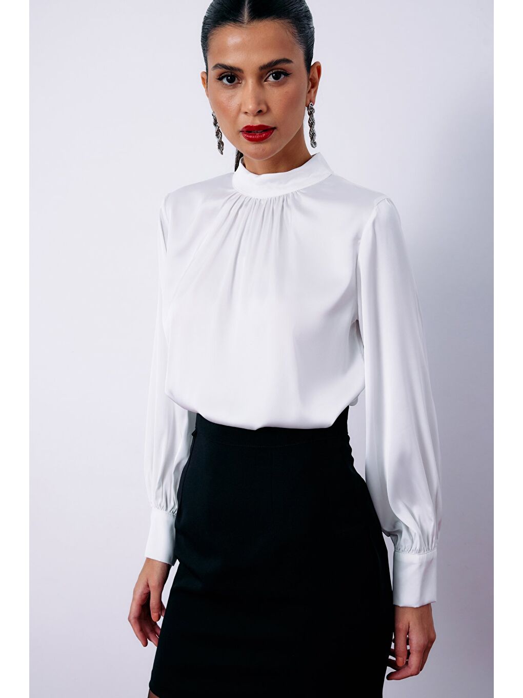 Yaka Detaylı Saten Bluz - Ekru-4