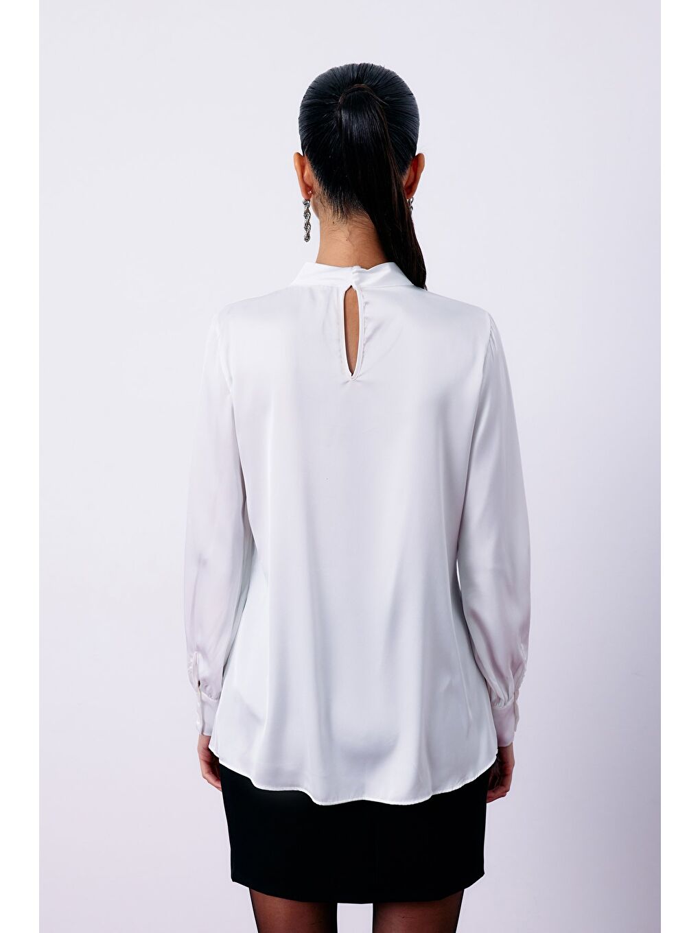 Yaka Detaylı Saten Bluz - Ekru-5