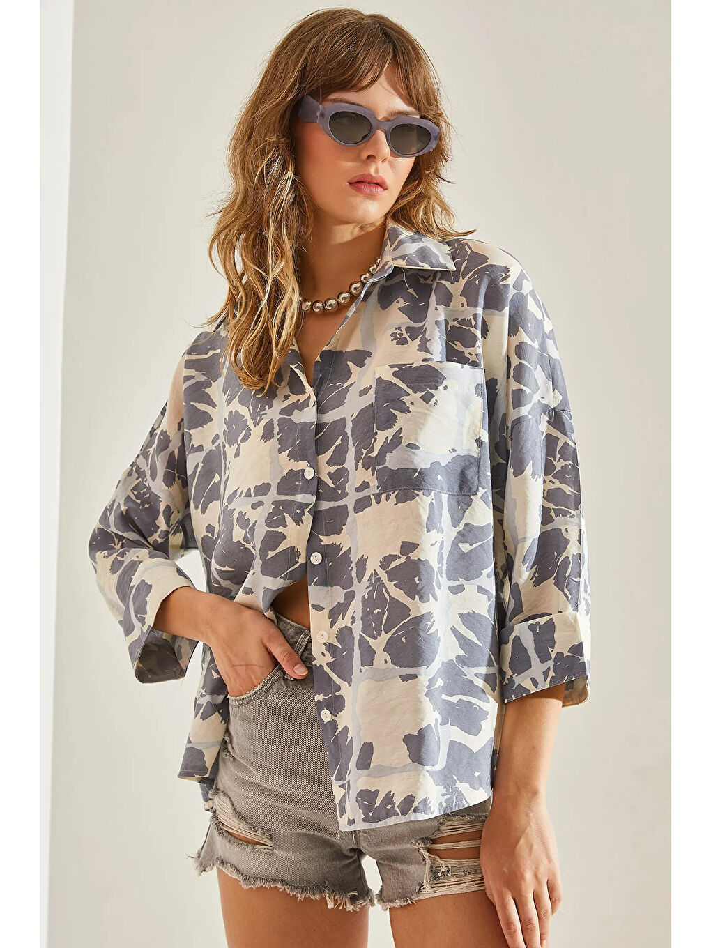 Gri Kadın Tek Cepli Desenli Viskon Oversize Gömlek
