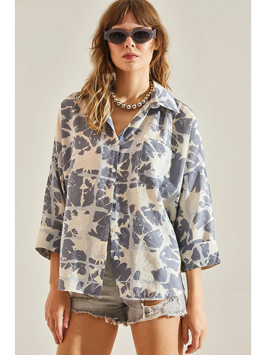 Gri Kadın Tek Cepli Desenli Viskon Oversize Gömlek-1