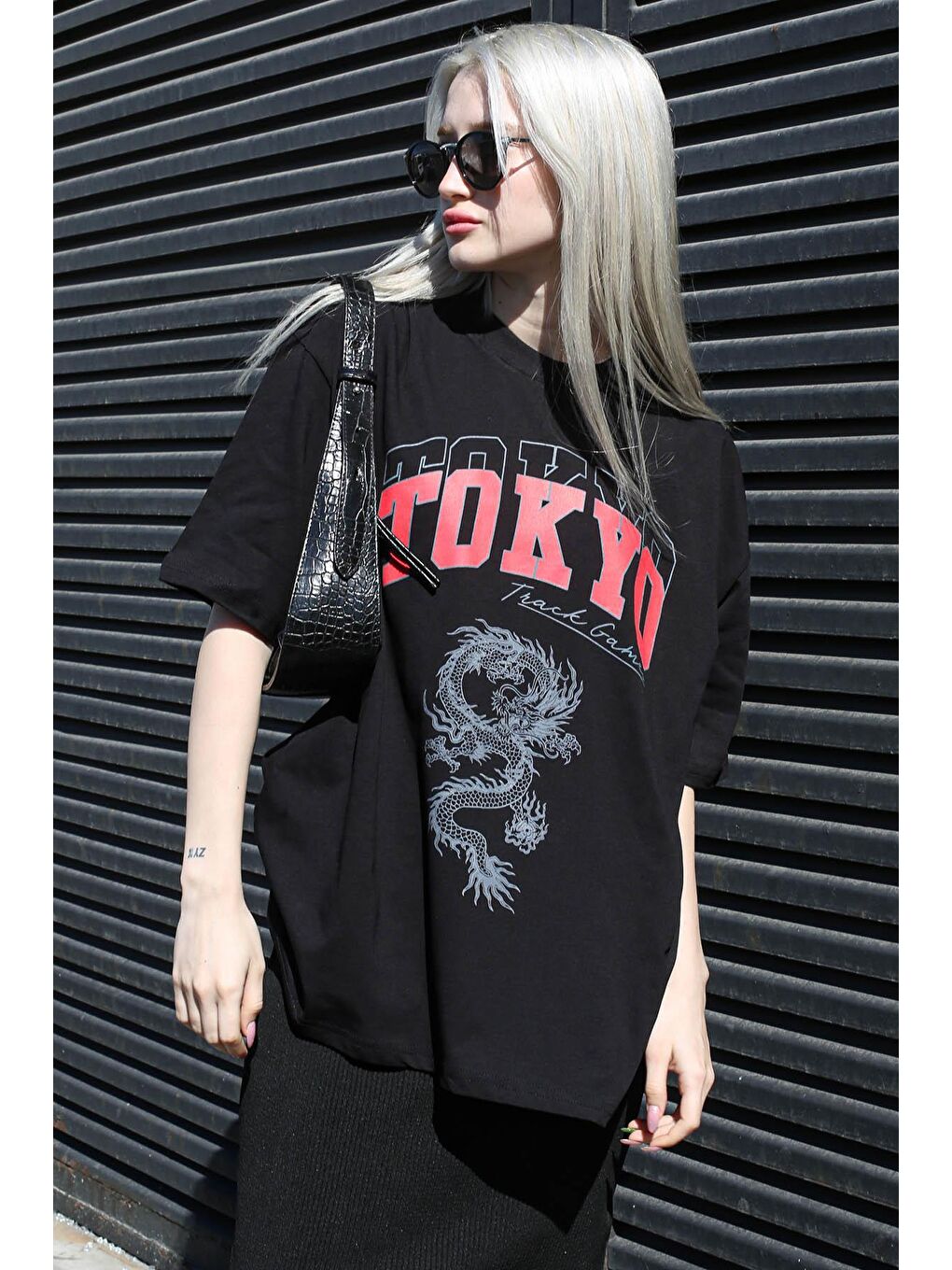 Siyah Baskılı Bisiklet Yaka Kadın Tişört Mg1771