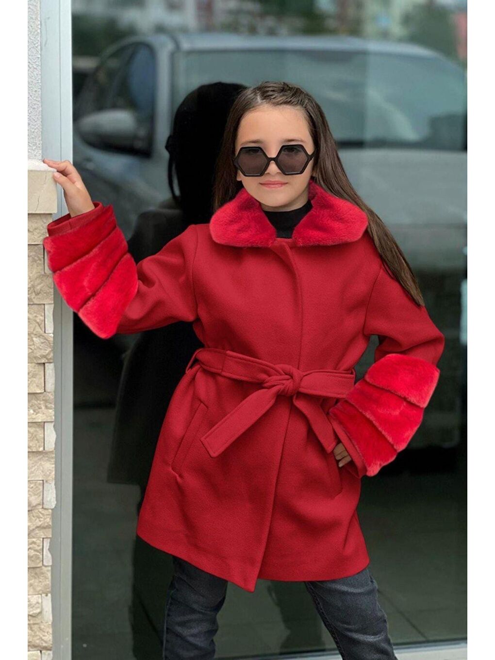 Kız Çocuk Yakası ve Kol Uçları Peluş, Gizli Düğme Detaylı Kırmızı Kaşe Kaban-1