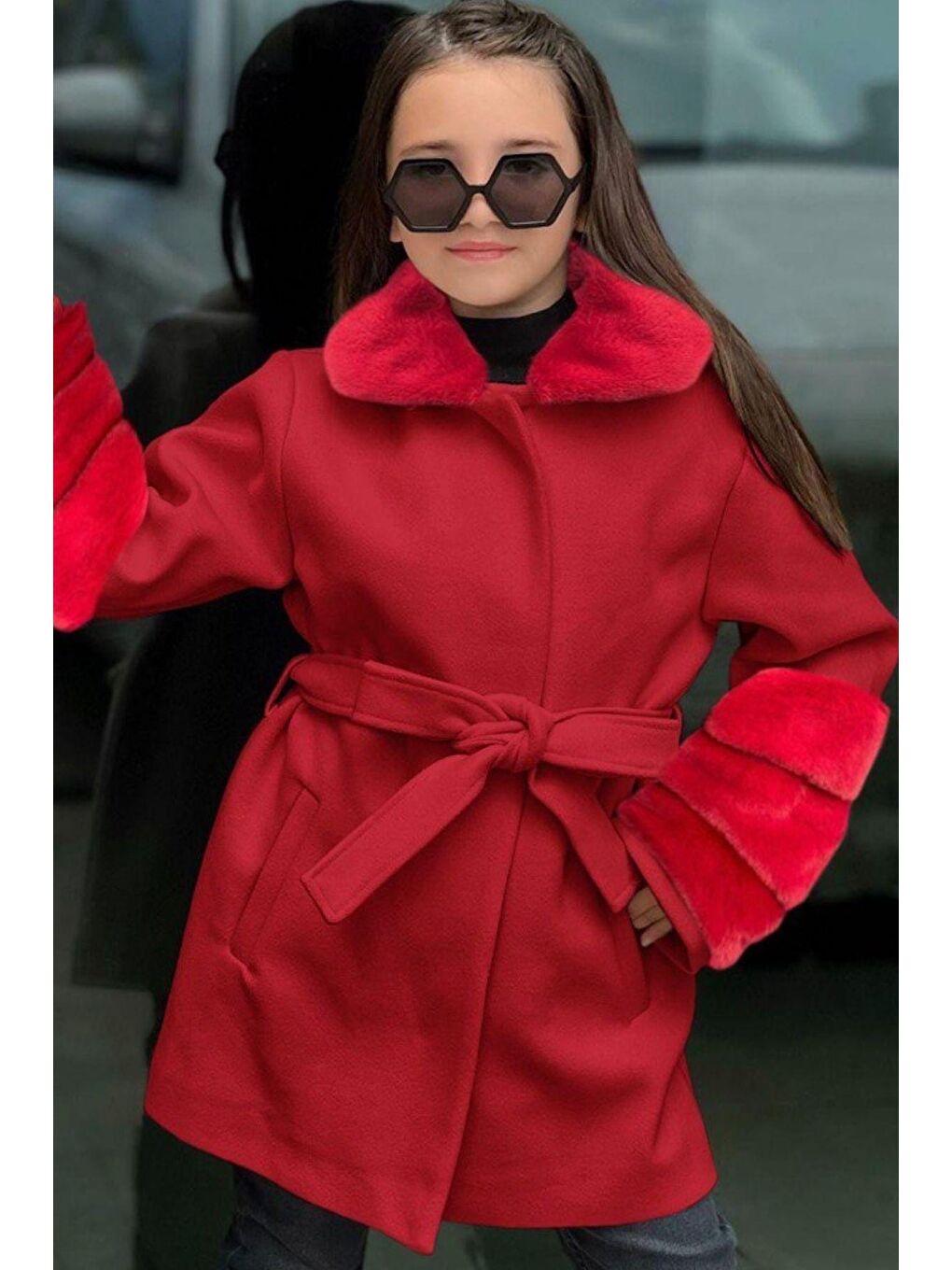 Kız Çocuk Yakası ve Kol Uçları Peluş, Gizli Düğme Detaylı Kırmızı Kaşe Kaban-4