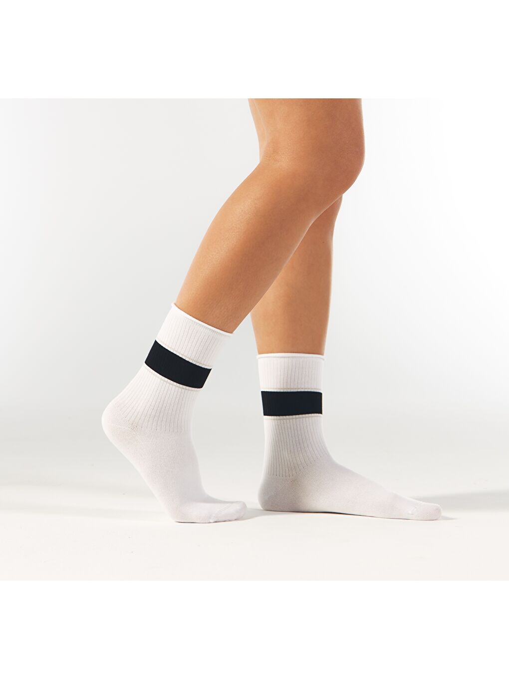 Beyaz Siyah Geniş Çember Desen Modal Lastiksiz Dikişsiz Kadın Soket Çorap 36-41-1