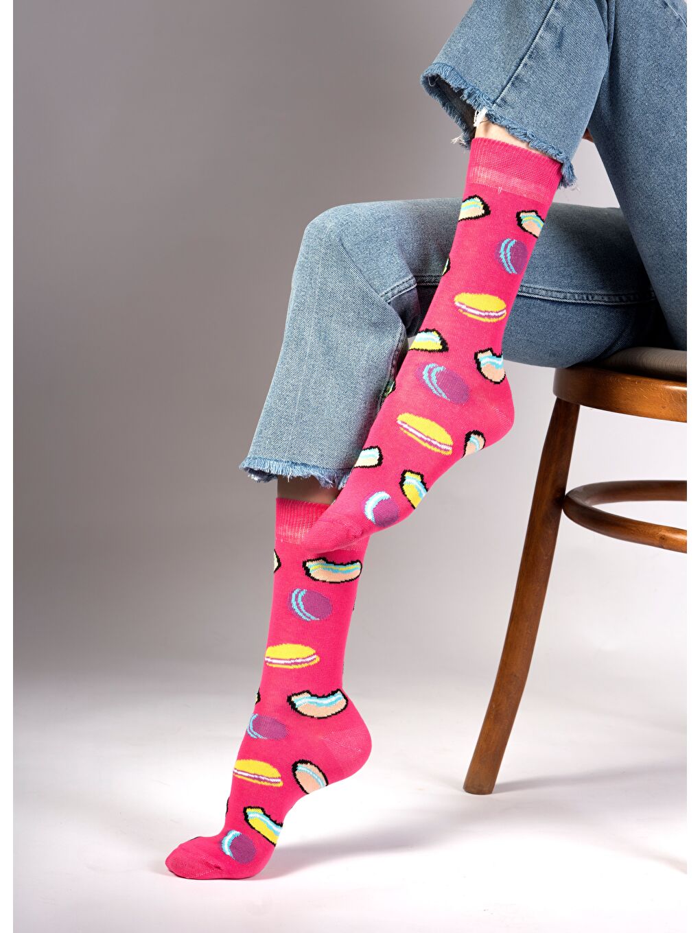 Kırmızı Macaron Desenli Çorap-2