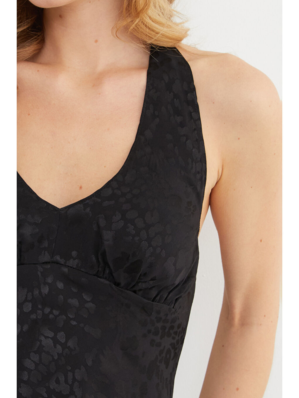 Siyah Leopar Desenli Boyundan Bağlamalı Saten Bluz-2