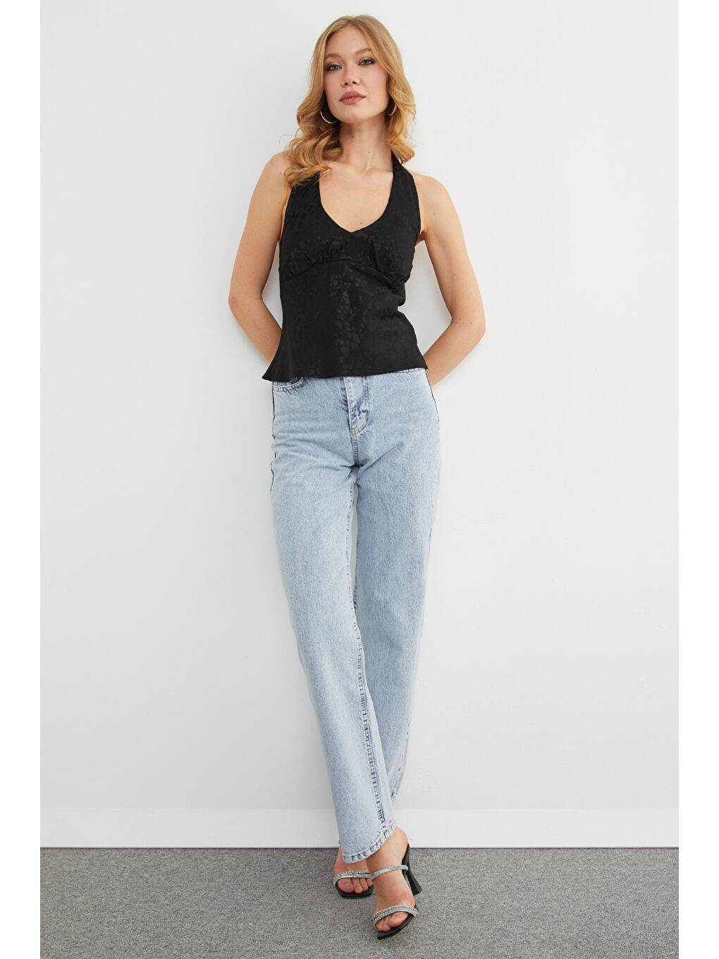 Siyah Leopar Desenli Boyundan Bağlamalı Saten Bluz-3