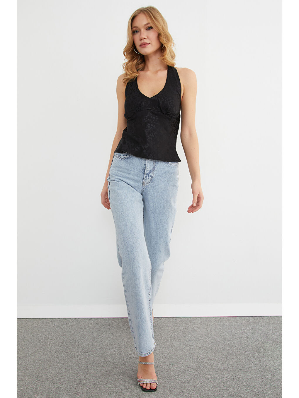 Siyah Leopar Desenli Boyundan Bağlamalı Saten Bluz-4