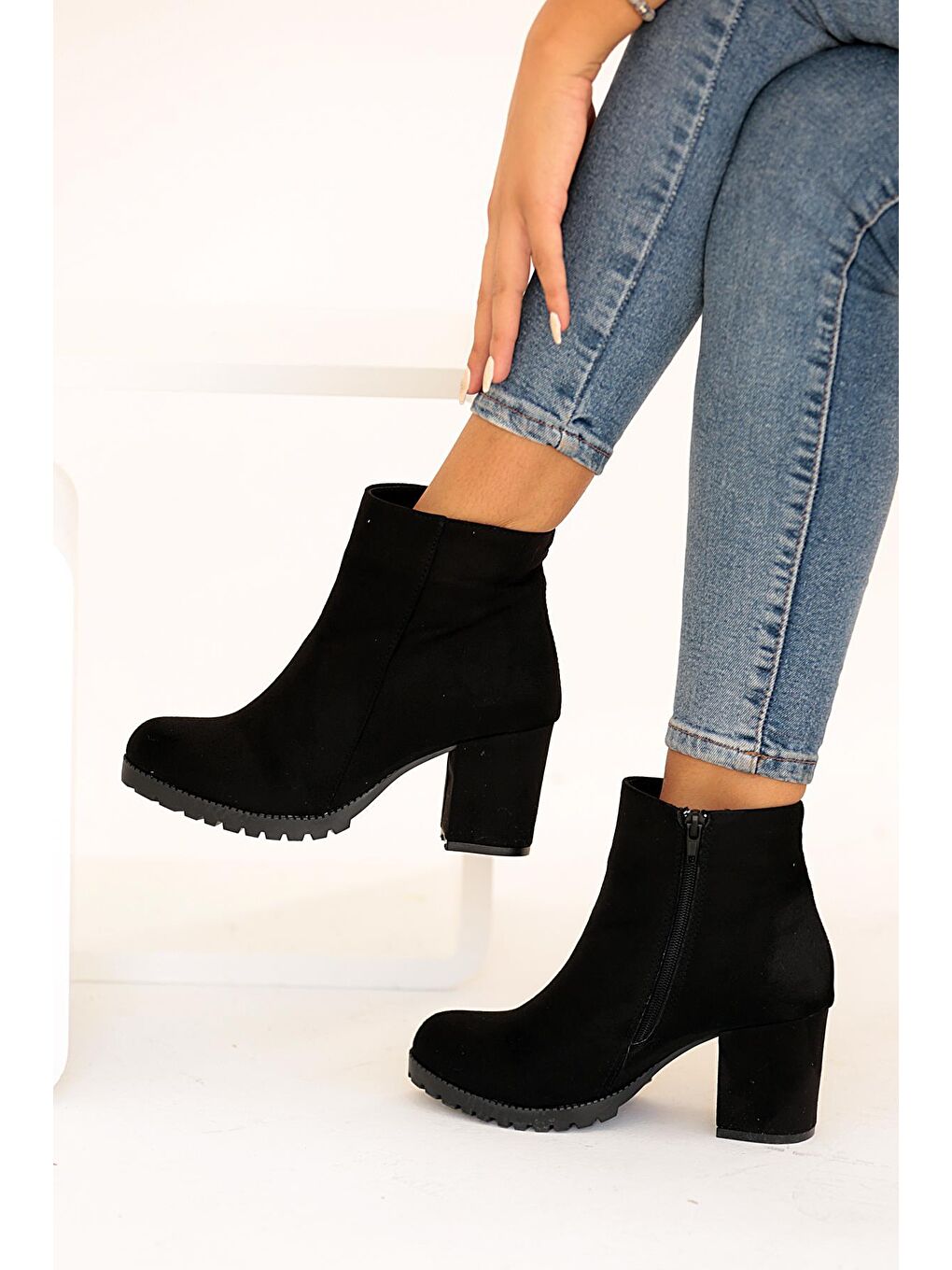 Siyah Fermuarlı Kalın Topuklu Rahat Taban Kadın Bot 025-5005-22Süet